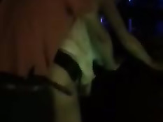 Мужик в фойе ебёт в позе раком развратную светловолосую шлюху