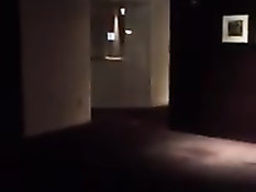 Мужик в фойе ебёт в позе раком развратную светловолосую шлюху