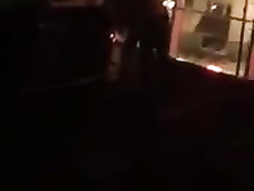 Мужик в фойе ебёт в позе раком развратную светловолосую шлюху