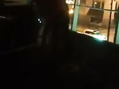 Мужик в фойе ебёт в позе раком развратную светловолосую шлюху