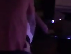 Мужик в фойе ебёт в позе раком развратную светловолосую шлюху