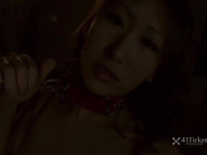 Японская девчонка мощно сквиртует когда её трахают вибратором