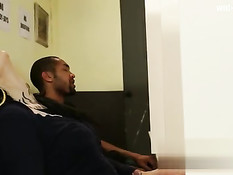 Мужчина на столе отодрал в пизду сисястую татуированную шалаву