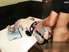 Мужчина на столе отодрал в пизду сисястую татуированную шалаву