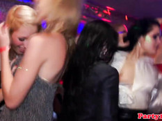 Европейские девчонки дрочат члены и трахаются со стриптизёрами