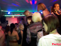 Европейские девчонки дрочат члены и трахаются со стриптизёрами