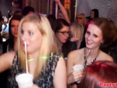 Европейские девчонки дрочат члены и трахаются со стриптизёрами