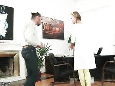 Сиськастая русская девчонка с косичками ебётся с двумя мужиками