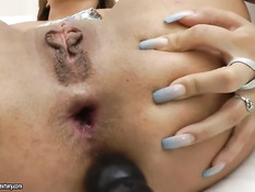 Озорной русской девчонке в короткой юбке вставили член в попку