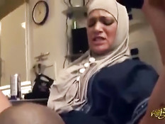 Лысый мужчина в коридоре ебёт в анал девку в хиджабе Lana Fever