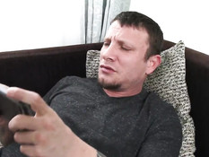 Молодая брюнетка Mandy Muse трахается с бойфрендом на диване