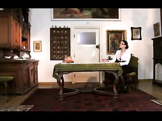 Парень ебёт на столе развратную брюнетку и подружку блондинку