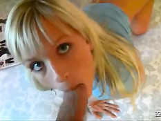 Натёр маслом попу молодой блондинке и отымел в анал в позе раком