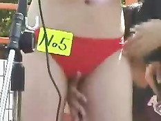 Горячие японские парни раздевают девчонок на конкурсе бикини