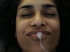 Латинская брюнетка закрывает глаза и выдрачивает сперму на губы