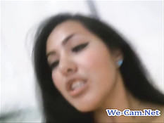 Латинская брюнетка мастурбирует вибратором и ебёт себя фаллосом