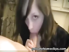 Девка в чёрном платье держит рукой длинный член и делает минет