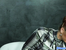 Горячая дама в чулках залита спермой из просунутого в дыру члена