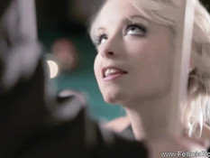 Красивая блондинка отвлекла от игры в бильярд и сделала минет