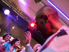 Горячие порно актрисы занимаются сексом с посетителями секс клуба