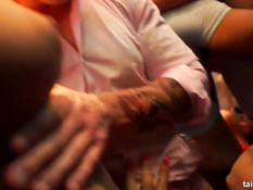 Горячие порно актрисы занимаются сексом с посетителями секс клуба