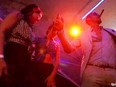 Горячие порно актрисы занимаются сексом с посетителями секс клуба