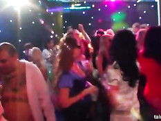 Развратные молодые девушки трахаются с мужчинами на дискотеке