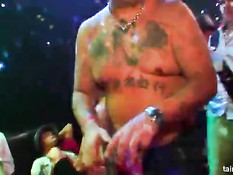 Развратные молодые девушки трахаются с мужчинами на дискотеке