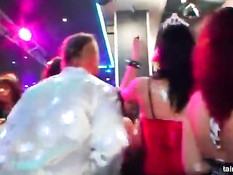 Развратные молодые девушки трахаются с мужчинами на дискотеке