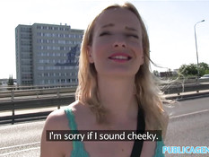 Снятая на дороге блондинка отсасывает и ебётся с парнем в парке