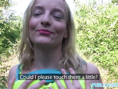 Снятая на дороге блондинка отсасывает и ебётся с парнем в парке