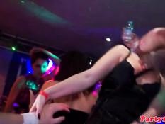 Выпившие девки танцуют и трахаются со стриптизёрами на танцполе