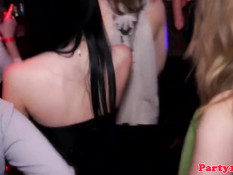 Выпившие девки танцуют и трахаются со стриптизёрами на танцполе