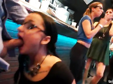 В ночном клубе порно звёзды под музыку трахаются с посетителями