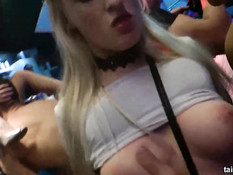 Под громкую музыку посетители занимаются сексом в ночном клубе