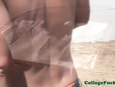 Обнажённые девки играют на пляже с мячом и трахаются с парнями