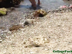 Обнажённые девки играют на пляже с мячом и трахаются с парнями