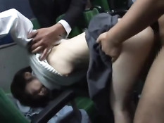 Мужчина в автобусе оттрахал раком скромную японскую девчонку