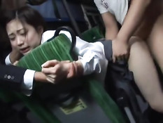 Мужчина в автобусе оттрахал раком скромную японскую девчонку