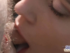 Бесстыжая молодая шалава Nataly Von на стоянке ебётся с мужиком