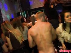 Девки дрочат стриптизёрам хуи на одной из европейских вечеринок