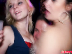 Девки дрочат стриптизёрам хуи на одной из европейских вечеринок