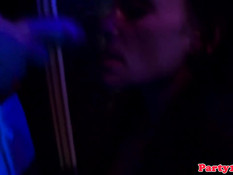 В одном из европейских клубов девушки сосут члены стриптизёрам