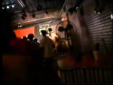 Темнокожие девки танцуют стриптиз на подиуме одного из клубов