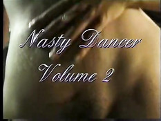 Темнокожие девки танцуют стриптиз на подиуме одного из клубов