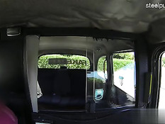 Пожилой водитель такси отымел в салоне сиськастую блондиночку