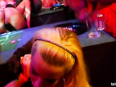 Бисексуальные девушки занимались сексом на вечеринке в казино