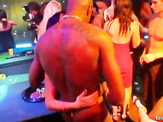 Бисексуальные девушки занимались сексом на вечеринке в казино