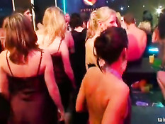 Бисексуальные девушки занимались сексом на вечеринке в казино