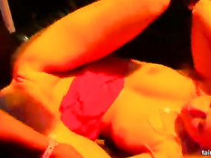 Бисексуальные девушки занимались сексом на вечеринке в казино